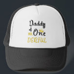 Daddy von Mr. Onederful Funny 1. Geburtstag T - Sh Truckerkappe<br><div class="desc">Daddy von Mr Onederful Wonderful Funny 1. Geburtstag T - Shirt Herren Daddy von Mr Onederful First-Derful Matching T - Shirt umbenigt, Geburtstag, 1. Geburtstag, 1 derful, 1. Geburtstagsbaby, 1. Geburtstag, 1. Geburtstag, Neugeborene, Papa wunderbar, mr onederful 1. Geburtstag, Papa von mubederful, Match, Familienabgleich Geburtstag, 1 Jahr alt, Baby Junge...</div>