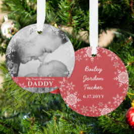 Daddys erste Weihnachtsschneeflocken auf dem Roten Ornament