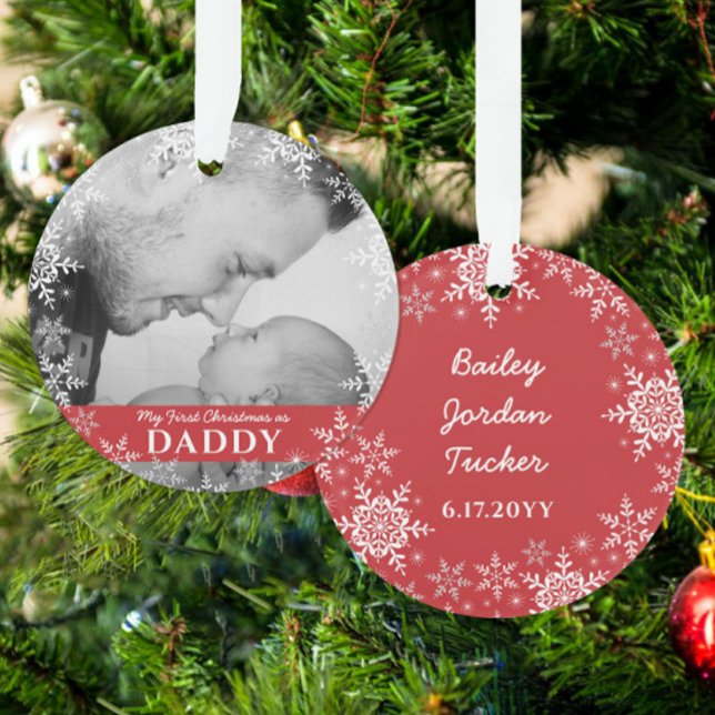 Daddys erste Weihnachtsschneeflocken auf dem Roten Ornament (Von Creator hochgeladen)