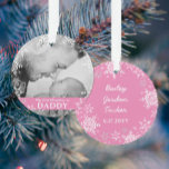 Daddy's First Christmas Snowflakes Pink Girl Foto Ornament<br><div class="desc">Dieses süße Design bietet Schneeflocken aus Weiß und Silber mit Platz für ein Foto zum Gedenken an die 1. Weihnachtszeit des Vaters! Die Kollektion der Koordinationsprodukte ist in unserem Shop, zazzle.com/store/doodlelulu, erhältlich. Kontaktieren Sie uns, wenn Sie dieses Design für ein bestimmtes Produkt verwenden möchten, um Ihr eigenes, einzigartiges Passwort zu...</div>