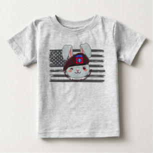 „Daddys kleiner Fallschirmjäger der 82. Luftlanded Baby T-shirt