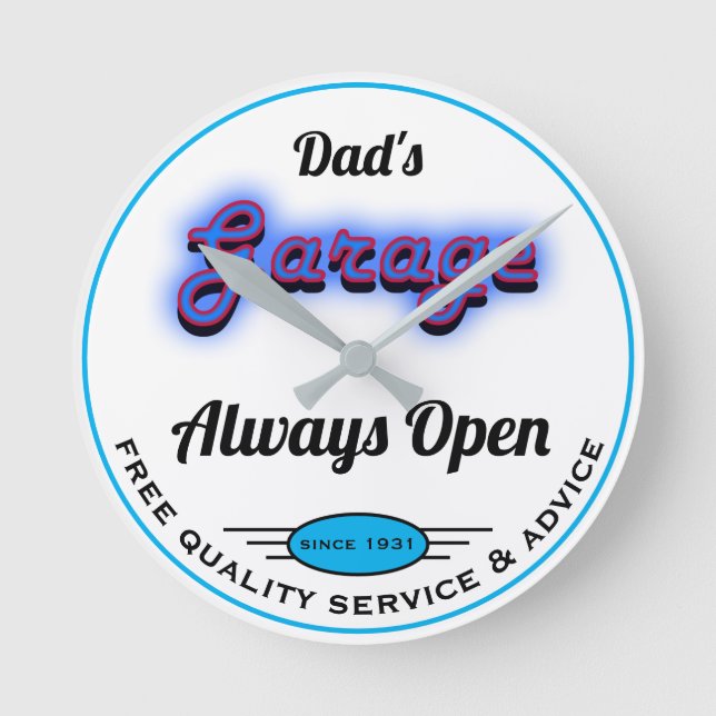 Dad's Garage Blue Neon Look Date Name White Runde Wanduhr (Vorderseite)