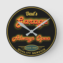 Dad's Garage Yellow Neon Look Any Date Any Name  Runde Wanduhr