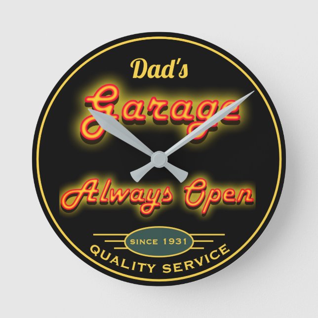 Dad's Garage Yellow Neon Look Any Date Any Name  Runde Wanduhr (Vorderseite)