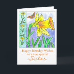 Daffodil Watercolor Blume Happy Birthday Sister Karte<br><div class="desc">Eine hübsche, blumengeschmückte Geburtstagskarte mit einem großen, hellgelben Daffodil und Schmetterling, gezeichnet mit schwarzem Stift und Tinte mit Aquarell und einem weichen, blauen Hintergrund. Schön für Ihre Schwester oder Sie können den Text an Ihre Bedürfnisse anpassen. Dieses Design stammt aus meinem Farbbuch "Lila's Garden: Ein Hütte Garden Coloring Buch, das...</div>