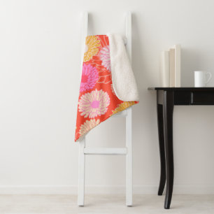 Dahlia Blume Muster in Rot, Rosa und Creme Sherpadecke