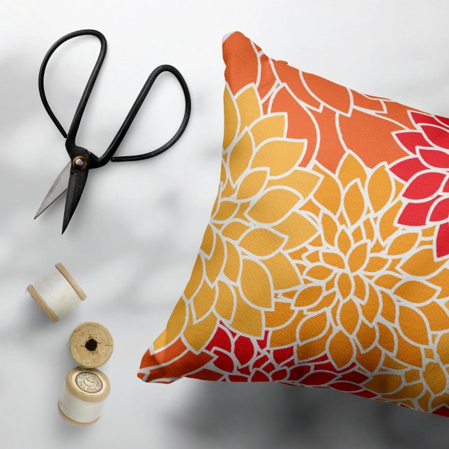 Dahlia-Blume, Muster von Blume, Orange Dahlia Dekokissen (Von Creator hochgeladen)