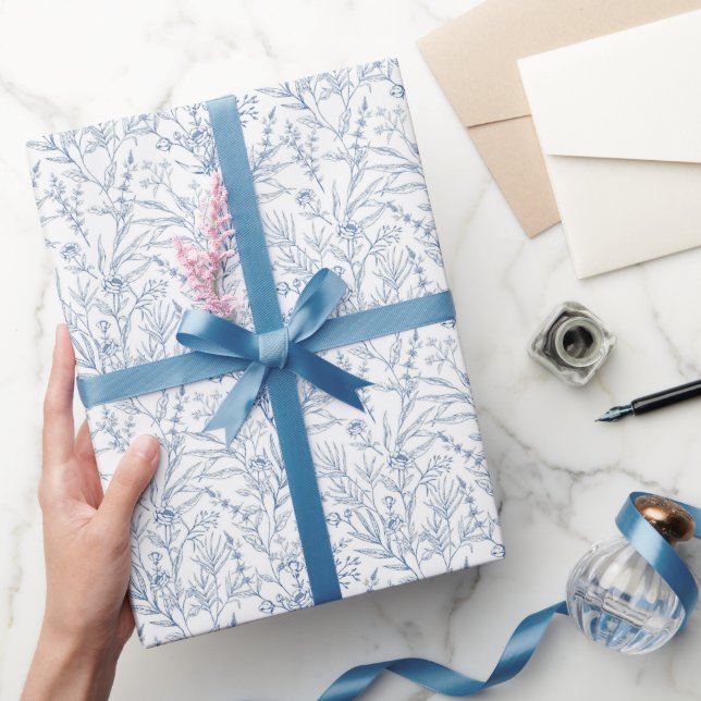 Dainty Blue Floral French Toile Geschenkpapier (Schenken)
