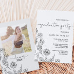 Dainty Elegance Graduation Party Einladung<br><div class="desc">Diese Dainty-Eleganz-Abschlussfeier Einladungskarte ist perfekt für ein minimalistisches Party. Das Blumendesign besticht durch eine schlichte und elegante Anordnung feinster Schwarz-Weiß-Wildblumen,  gepaart mit einem romantischen Kalligraphie-Schriftart. Personalisieren Sie den Rücken mit einem Foto und Abschluss Jahr.</div>