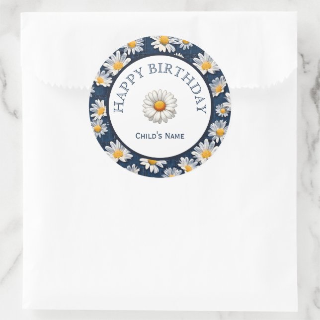 Daisies on Blue Denim Birthday  Runder Aufkleber (Tasche)