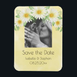 Daisies Weißes Gelbes Foto Save the Date Magnet<br><div class="desc">Perfekt weiße Gänse auf einem gelben, wasserfarbenen Hintergrund. Fügen Sie Ihr Lieblings-Foto für diese persönliche Touch hinzu. So süß und perfekt "Save the Date", um allen Gästen eine sehr persönliche Erinnerung zu senden, um Ihren besonderen Tag zu feiern. Sie werden diese besondere Liebe, um sich an Ihre Hochzeit und die...</div>