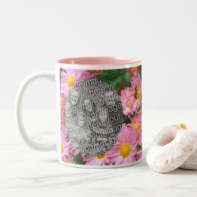 Daisy Blume und Hummelrahmen ergänzen Ihr Foto Zweifarbige Tasse (Mit Donut)
