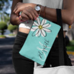 Daisy Doodle Blume Personalisiert Monogramm Zubehörtasche<br><div class="desc">Dieses Design kann in dem Bereich personalisiert werden, der durch das Ändern des Fotos und/oder Textes zur Verfügung gestellt wird. Sie können auch angepasst werden, indem Sie auf Vorlage personalisieren klicken und dann auf die Schaltfläche klicken, um weitere Optionen anzupassen, um die Hintergrundfarbe zu löschen oder zu ändern, Text hinzuzufügen,...</div>
