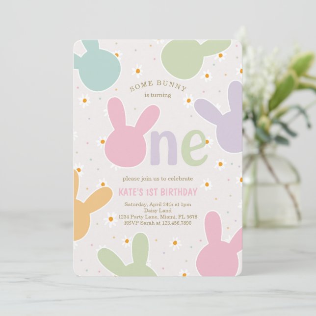Daisy Floral Bunny 1. Geburtstag Einladung (Stehend Vorderseite)