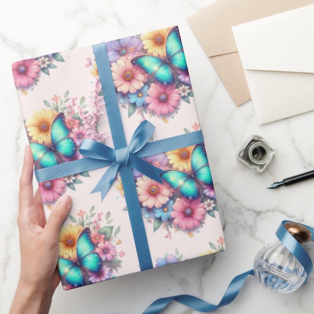 Daisy Flowers with a Beautiful Butterfly Pattern Geschenkpapier (Schenken)