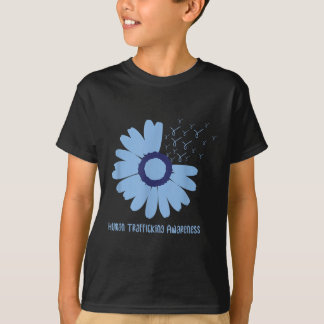 Daisy im Januar trägt Blue Human Trafficking Aware T-Shirt