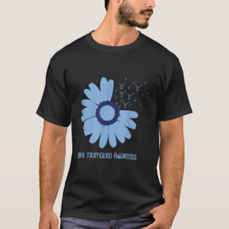 Daisy im Januar trägt Blue Human Trafficking Aware T-Shirt