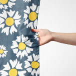Daisy Pattern, Blumenmuster, weiße Daisien Schal<br><div class="desc">Elegantes,  stilvolles und raffiniertes Muster mit weißen Daisy-Blume auf marineblau-blauem Hintergrund. Modernes und trendiges Geschenk,  perfekt für den Blumendesigner in Ihrem Leben.</div>