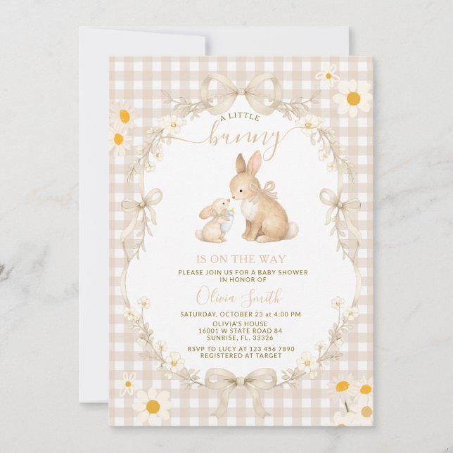 Daisy Spring Neutral Gingham Bunny Baby Shower Einladung (Vorderseite)