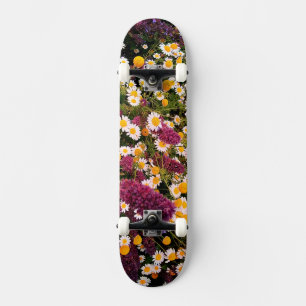 Daisy und violette Blumen Skateboard