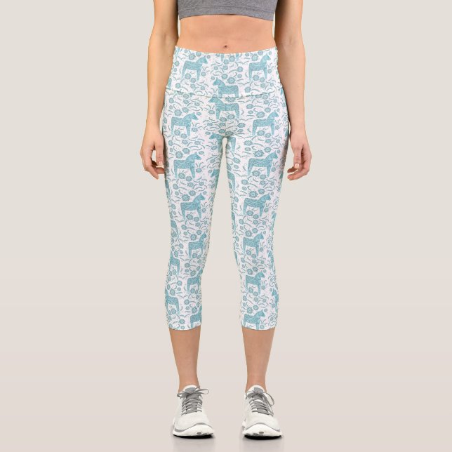 Dala Horse Schwedisches Aquamarin- und Weißmuster Capri Leggings (Vorderseite)