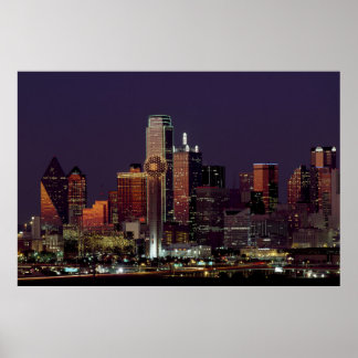 Dallas Skyline in der Nacht Poster