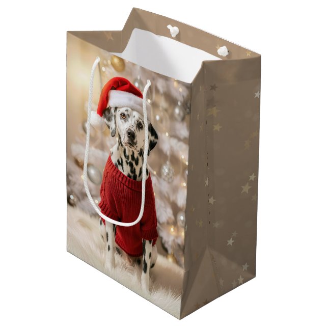 Dalmatian Dog Wearing a Red Christmas Sweater Mittlere Geschenktüte (Vorderseite Schrägansicht)
