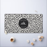 Dalmatiner Dog Abstraktes Muster Monogramm Schreibtischunterlage<br><div class="desc">Bringen Sie Ihren Arbeitsbereich mit dem Dalmatiner Dog Abstrakt Pattern Monogram Desk Mat. Mit einem kreativen abstrakten Dalmatiner-Design sorgt diese Schreibtischmatte für eine unterhaltsame und stilvolle Touch auf Ihrem Schreibtisch und schützt Ihre Arbeitsfläche. Passen Sie es mit einem Monogramm für einen persönlichen Flair an, sodass es sich für Hundefreunde oder...</div>