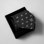 Dalmatiner Hunde Muster Mit Monogramm Krawatte<br><div class="desc">Fun Dalmatiner Hunde zeichnen sich durch ein elegantes und klassisches schwarzes Ambiente aus. Personalisieren Sie mit einem Monogramm,  um das perfekte aus einem freundlichen Geschenk zu machen. Suchen Sie eine andere Farbe? Kein Problem! Klicken Sie einfach auf die Schaltfläche "Anpassen" und wählen Sie die Hintergrundfarbe Ihrer Wahl aus.</div>