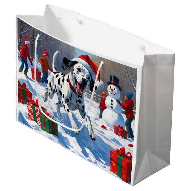 Dalmatiner läuft im Schnee mit Weihnachtshut Große Geschenktüte (Vorderseite Schrägansicht)