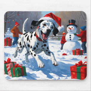 Dalmatiner läuft im Schnee mit Weihnachtsmütze Mousepad