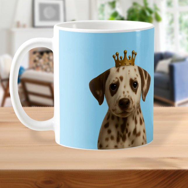 Dalmatiner Welpe in Goldkrone Niedlich Kaffeetasse (Dalmatian Puppy in Gold Crown Cute Coffee Mug
by Ricaso. Dally pup dog on a blue background)