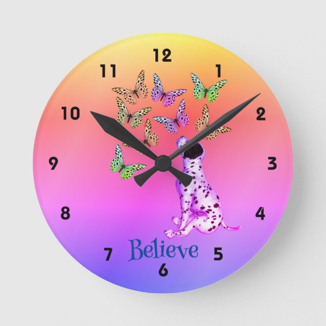 Dalmatiner Welpen und farbenfrohe Schmetterlinge g Runde Wanduhr (Vorderseite)