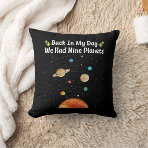 Damals hatten wir neun Planeten, die die Astronomi Kissen