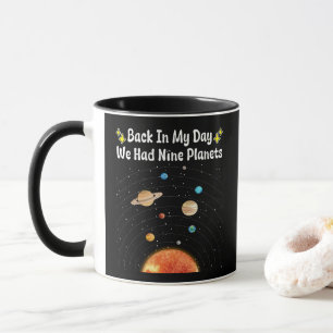 Damals hatten wir neun Planeten, die die Astronomi Tasse