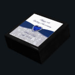 Damask 45. Hochzeitstag Geschenkboxen<br><div class="desc">Ein Digitalbcon-Bilderdesign mit Saphirblau-weiß und Damast-Design-Design mit einer Vielzahl von individuellen Bildern,  Formen,  Mustern,  Stilen und Schriftart in diesem einzigartigen "Damask 45 th Wedding Anniversary Design". Mit dieser attraktiven und eleganten Design-Wahl werden Sie alle Ihre Dekorationen,  Geschenkideen und Gastgeschenken für das perfekte Jubiläum zusammenführen.</div>