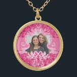 Damask Glück pink fügen Sie Ihre spezielle Foto-Ke Vergoldete Kette<br><div class="desc">Ein einzigartiger und eleganter, subtiler "Elefant" Damast Stil gemusterte Halskette Rahmen. Enthält geschnitten, um Ihr spezielles Foto zu rahmen. Dieser Fall ist mit einer kleinen Drehung von subtilen Elefanten entworfen, die mit Glück, Glück, Schutz und ist ein Segen für alle neuen Anfänge verbunden. Perfekt, um ein Neugeborenes oder ein Foto...</div>