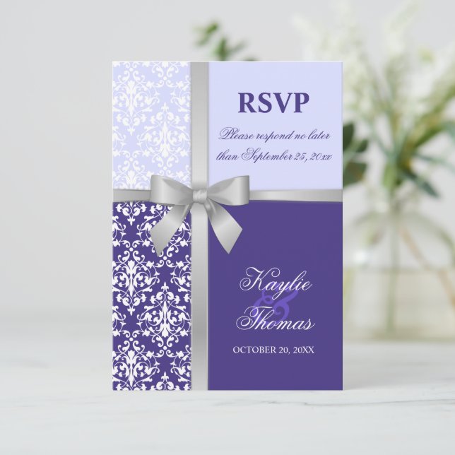 Damask Imitate Silver Ribbon Lila Wedding RSVP Car Einladung (Stehend Vorderseite)