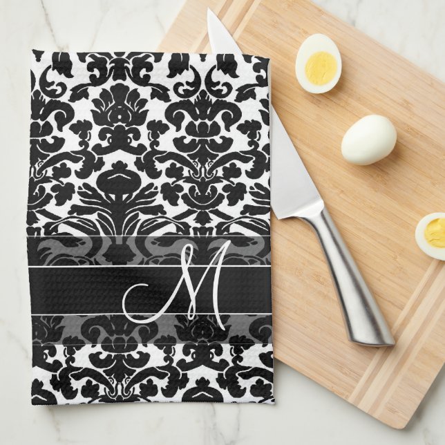 Damask Muster mit Monogramm - Schwarz und Weiß Handtuch (Viertel Falte)