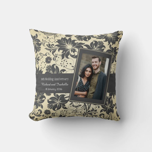 Damask on Cream Wedding Anniversary Name und Foto Kissen (Vorderseite)