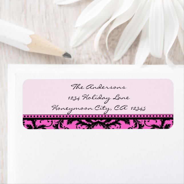 Damask Swirl Noir et rose vif Étiquettes de adress (En situation)