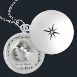 Damasketlocke für ein einzelnes Foto Versilberte Kette<br><div class="desc">Dieses silberne Foto-Schloss ist für Sie bereit, um Ihr eigenes Foto einzufügen und den Text zu ändern. Diese hübsche Halskette ist perfekt als Geschenk für Freunde und Familie, oder kaufen Sie eine für sich selbst. Das Bild und der Text sind vollständig KUNDENBAR. Klicken Sie auf "Anpassen", um die Foto- oder...</div>