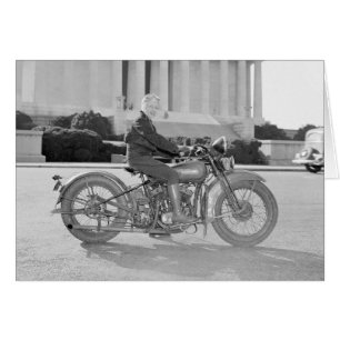 Dame à moto, 1937