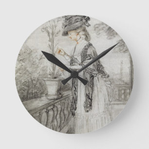 Dame auf einer Terrasse, die eine Runde Wanduhr
