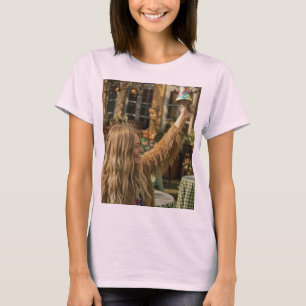Dame beim Einkaufen auf dem Platz T-Shirt