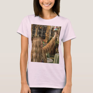 Dame beim Einkaufen auf dem Platz T-Shirt