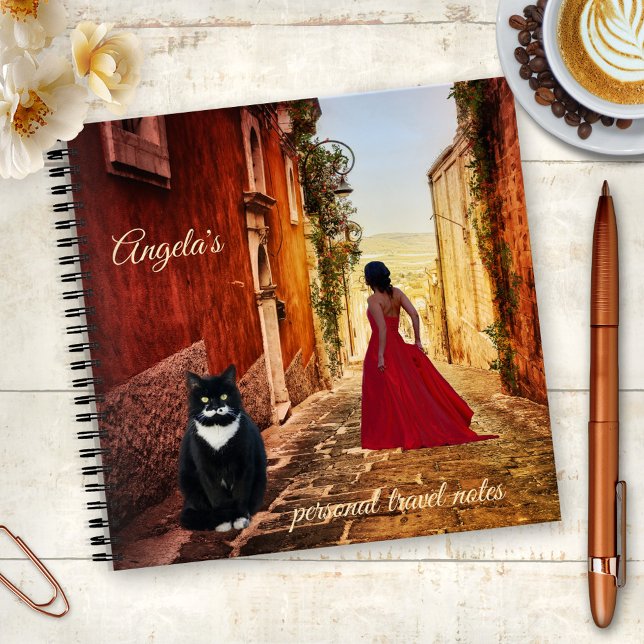 Dame d'art italienne dans le Carnet de chat Tuxedo (Notebook featuring a painting of a lady in red with a cute big tuxedo cat in an Italian village)