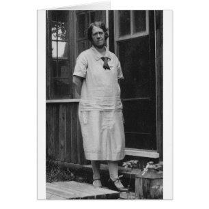 Dame des années 1920 debout à l'extérieur du bâtim