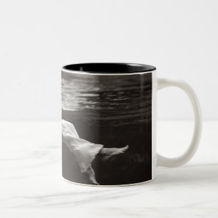 Dame im Kaffee Zweifarbige Tasse