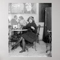 Dame mit versteckter Flasche, 1922. Vintages Foto